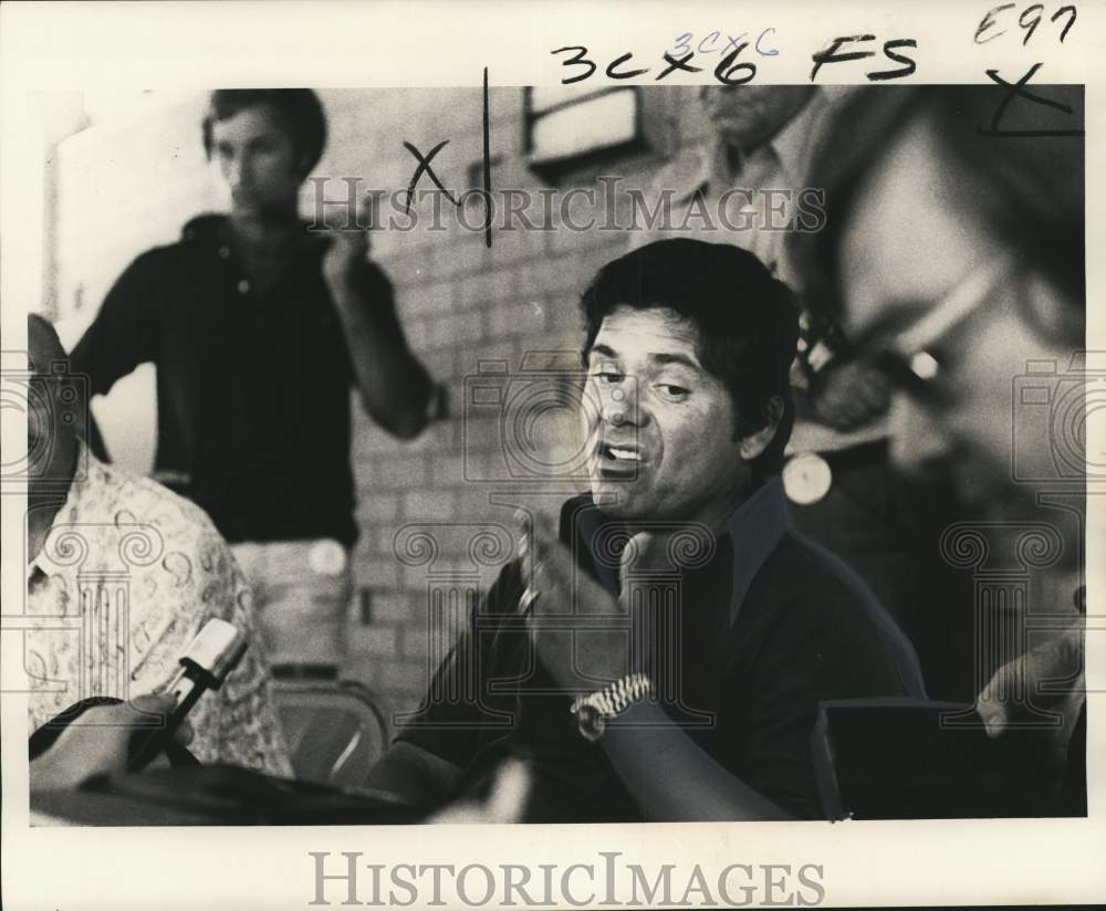 1974 Press Photo Golf player Lee Trevino faces newsmen - noc87375 - Historic Images