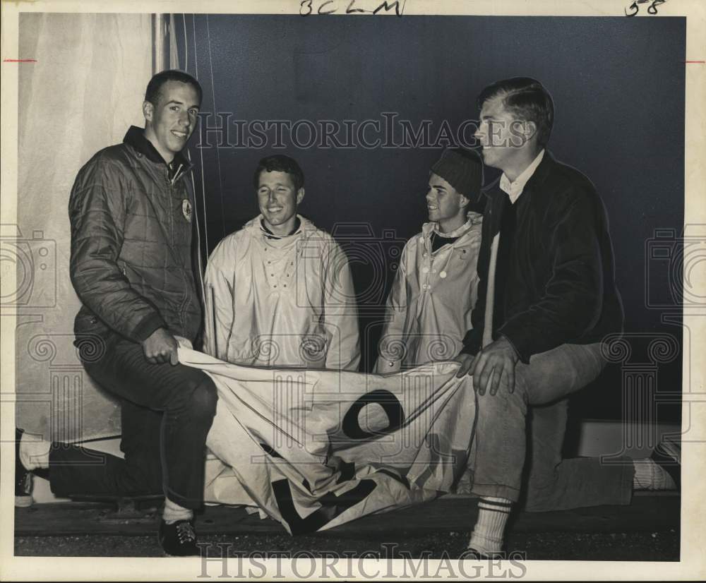 1965 Press Photo Southern California team members in the Sugar Bowl Regatta - Historic Images