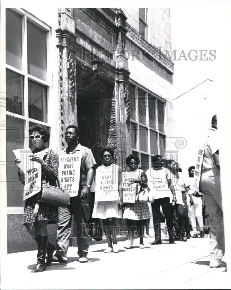 1969 Press Photo Teachers on strike at a demonstration in front of School Board - Historic Images