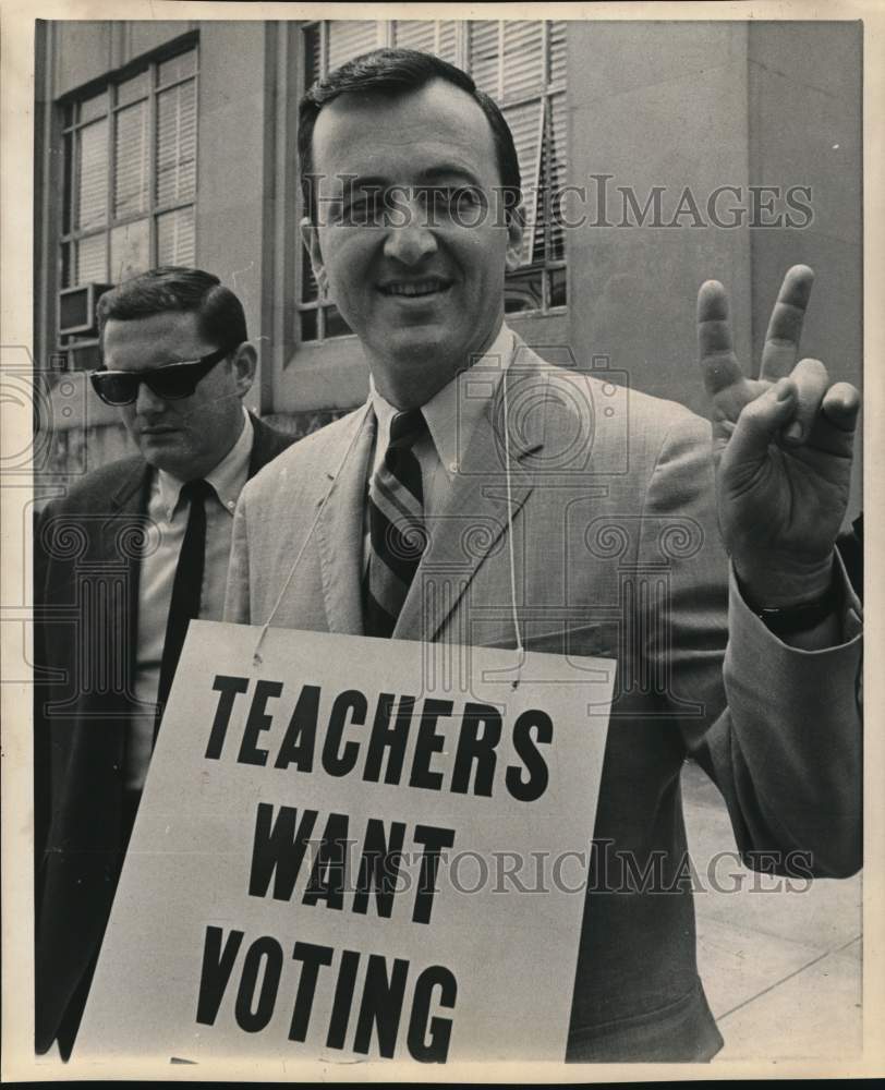 1969 Press Photo Teacher on strike wears sign to show message in New Orleans- Historic Images