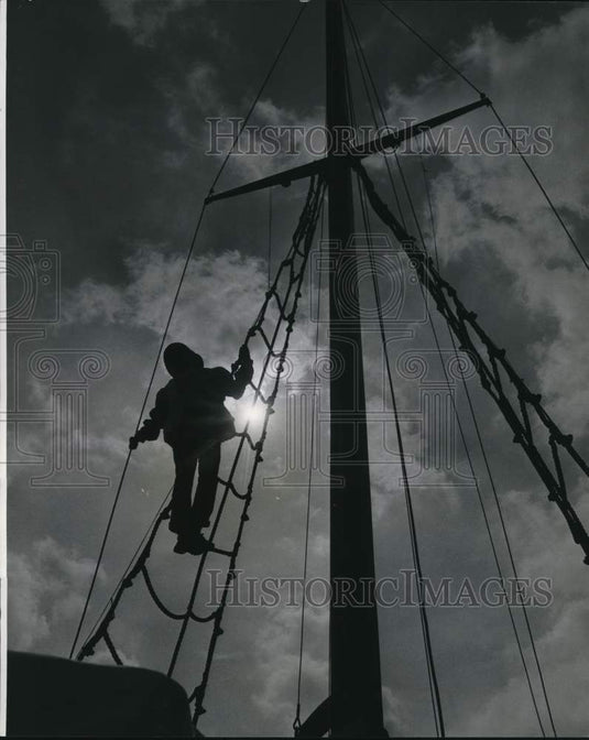 1974 Press Photo Jay Teasdel climbs the ropes of his 5-year-old yacht- Historic Images