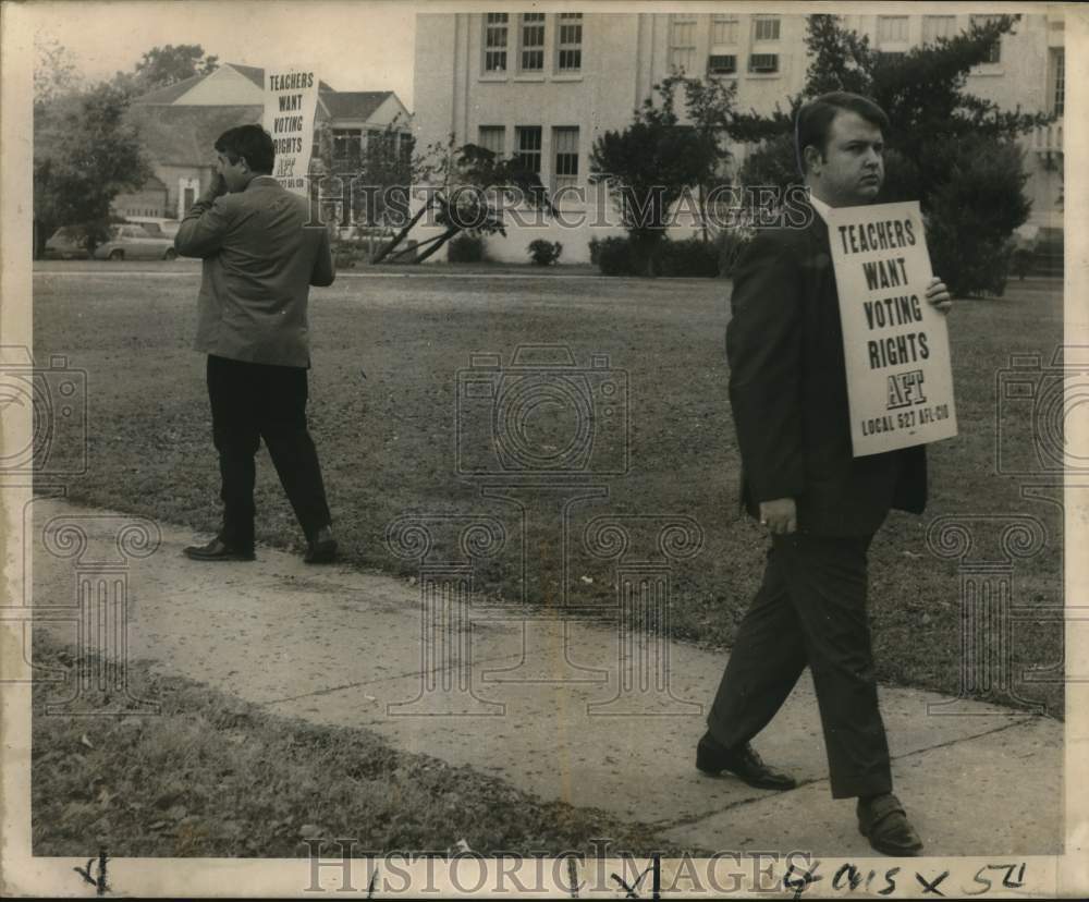 1969 Press Photo Teachers on strike hold up signs as they walk a pathway - Historic Images