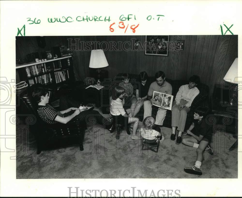 1984 Press Photo Garth Hall, football coach, and family have gospel study night - Historic Images