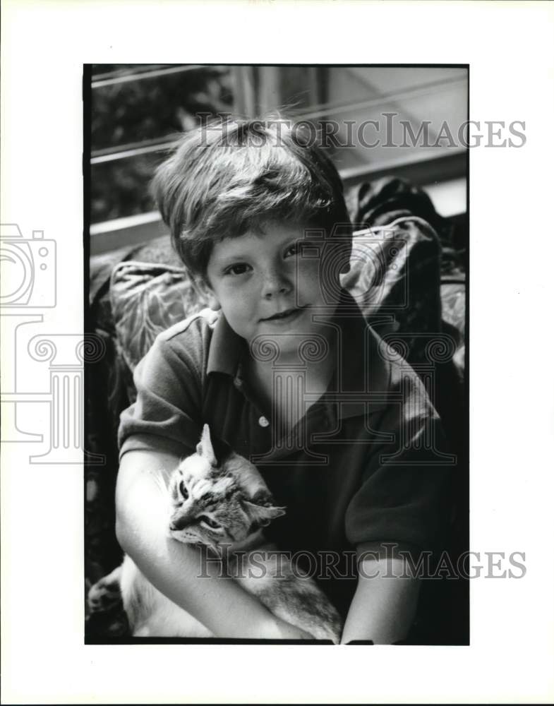 1995 Press Photo Will Tebo, young lad to undergo ear surgery, poses with pet cat - Historic Images