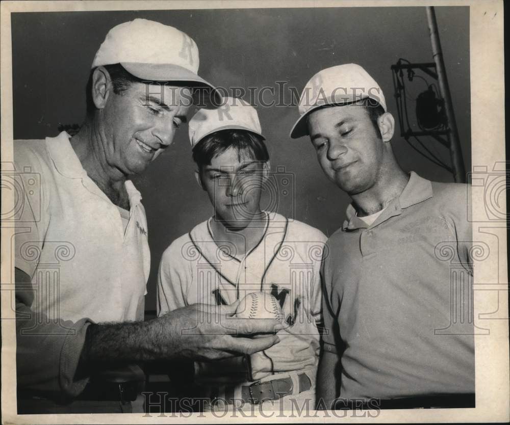 1970 Press Photo Skeeter Theard talks with Mel Schaefer and Al Armbruster - Historic Images