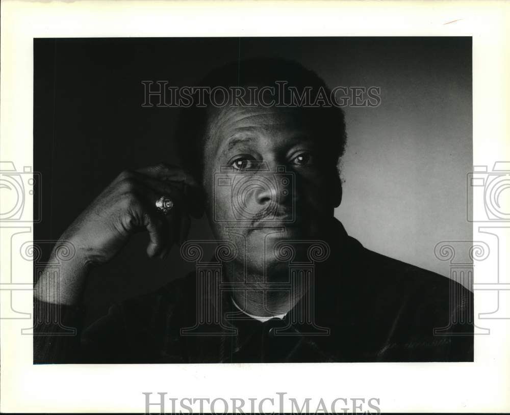 1989 Press Photo NFL&#39;s Rosey Taylor, with one of his two Super Bowl rings+ - Historic Images