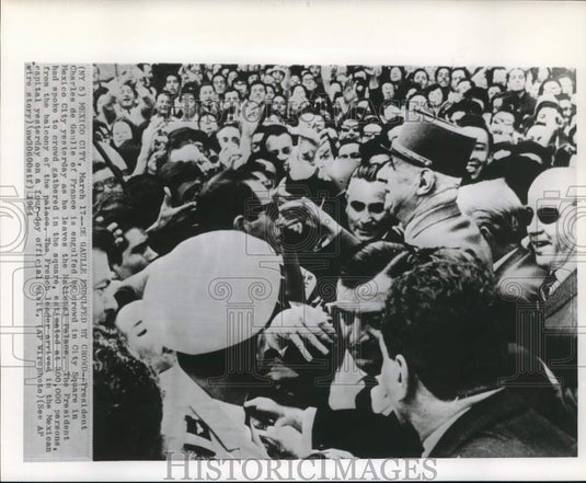 1964 Press Photo French President Charles de Gaulle greets crowd in Mexico City- Historic Images