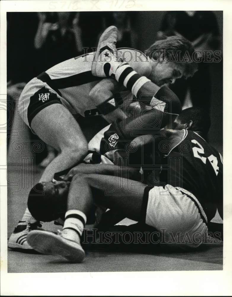 1984 Press Photo Glen Thurman sandwiched in scramble for ball in basketball game - Historic Images