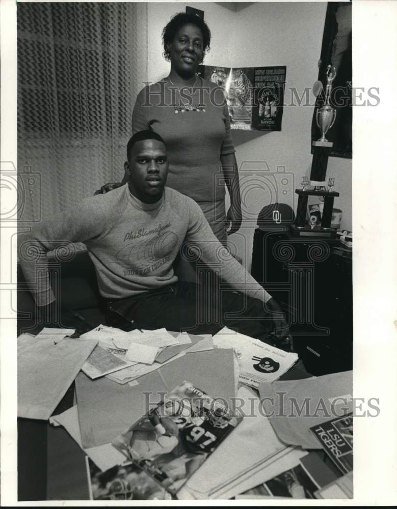 1985 Press Photo Edward Thomas, B.T. Washington football player, with his mother - Historic Images