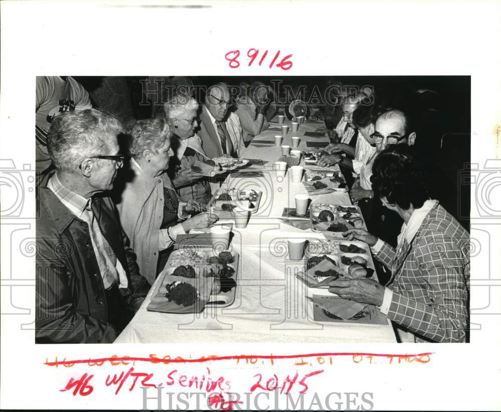 1988 Press Photo Enjoying meal at dinner given by Crime Stoppers Association- Historic Images