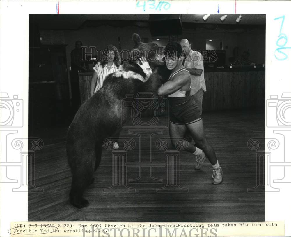 1988 Press Photo Dax Charles of John Ehret team wrestles with Terrible Ted - Historic Images