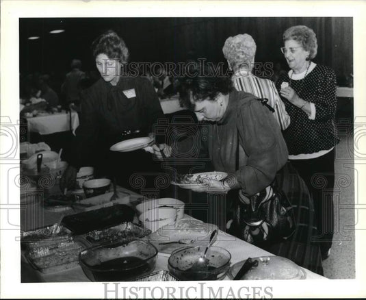 1990 Press Photo Ladies during Thanksgiving dinner at Veterans Foreign War hall- Historic Images