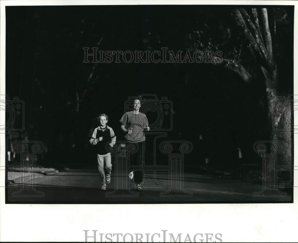 1983 Press Photo Sarah Thompson, runs with young, Eric, in Audubon Park - Historic Images