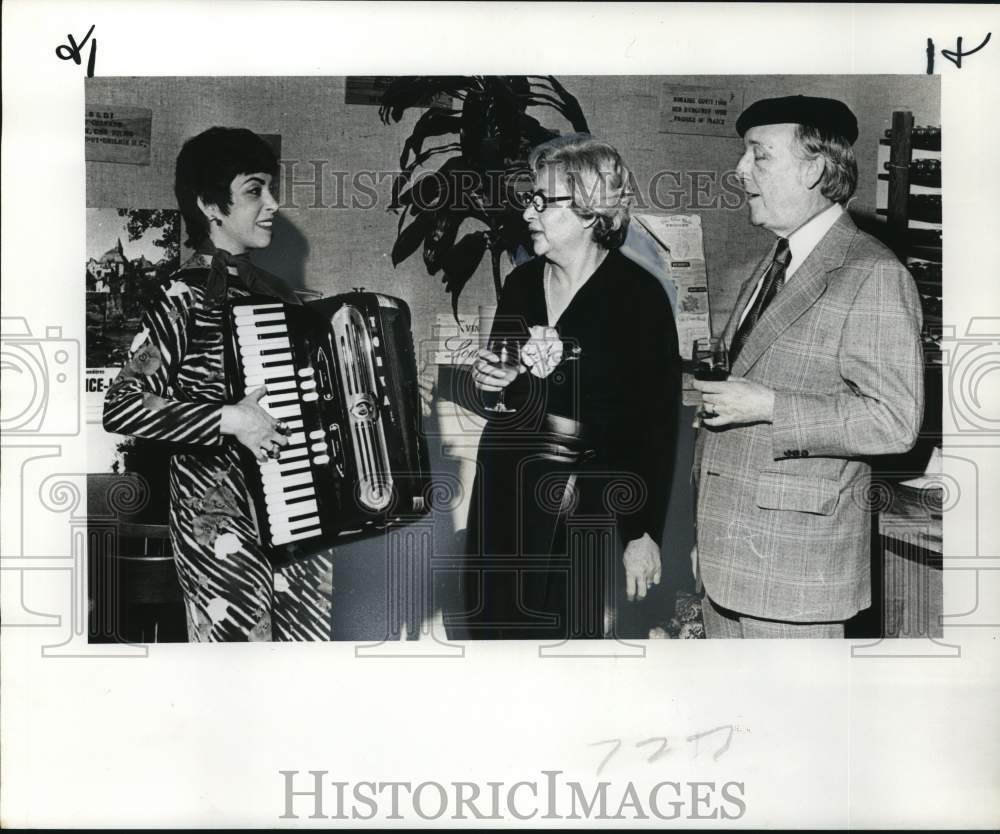 1976 Press Photo Mr. and Mrs. Jack Thomson listens to accordionist, Joel Buck - Historic Images