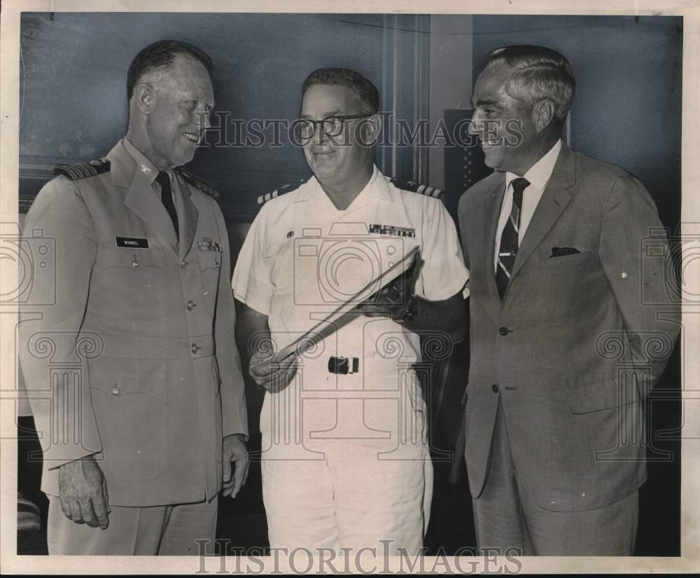 1967 Press Photo Cmdr. Lon C. Thomas awarded citation for vital port service - Historic Images