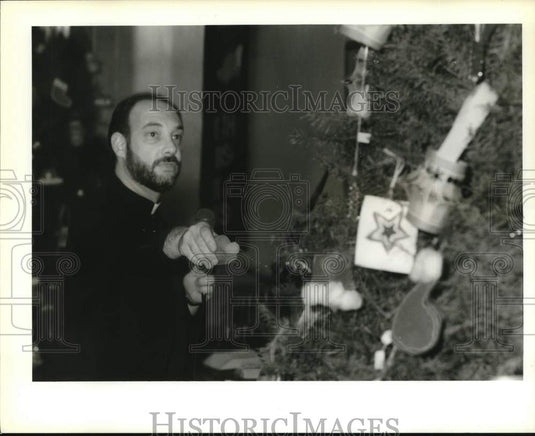 1989 Press Photo Curtis Thomas blesses the Christmas tree at St. Agnes School- Historic Images
