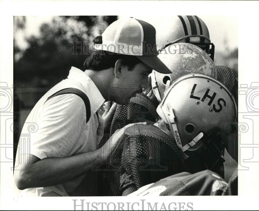 1985 Press Photo Football Frank Streufert of Lutheran talks to his team - Historic Images