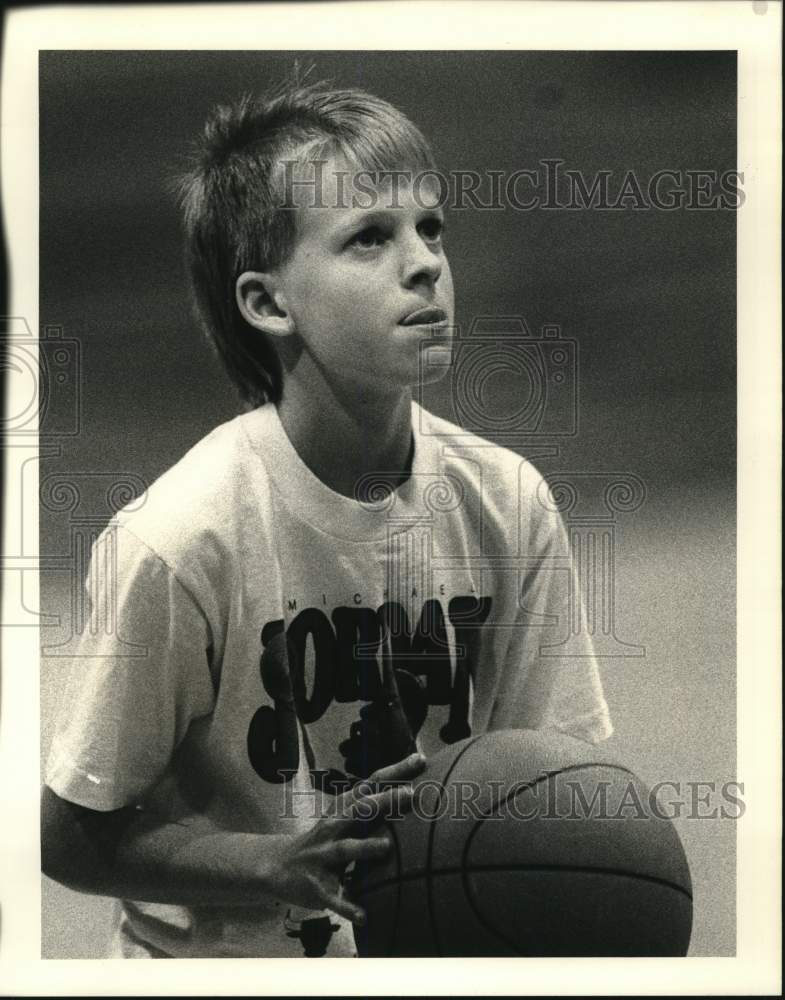 1990 Press Photo Jonathan Strickland at basketball game by Knights of Columbus- Historic Images