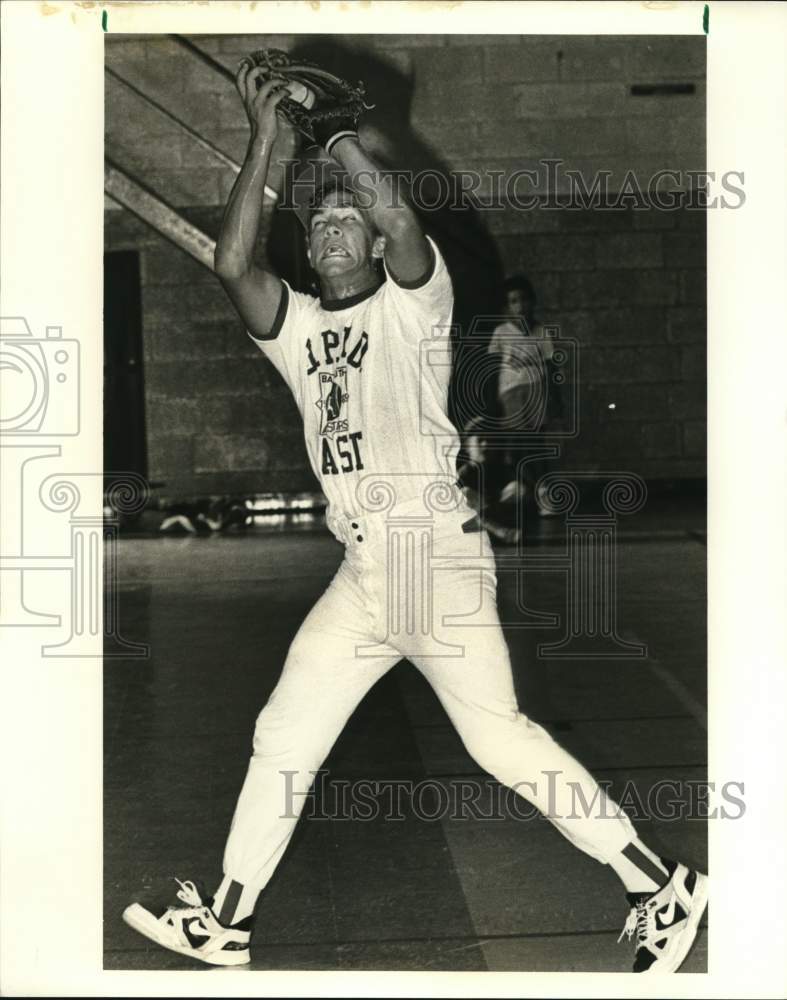 1989 Press Photo Brad Tillman trains for baseball game at Delta Playground gym- Historic Images