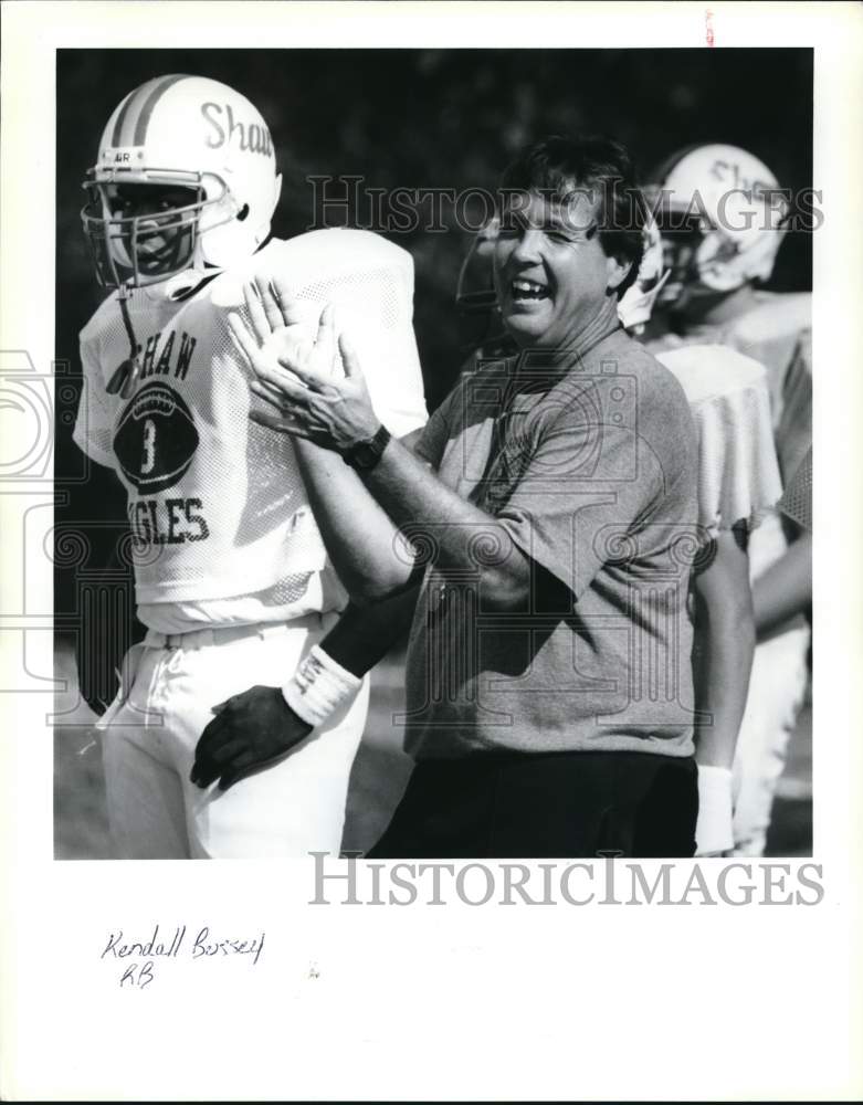 1990 Press Photo Football Coach Hank Tierney of Shaw High School during practice - Historic Images