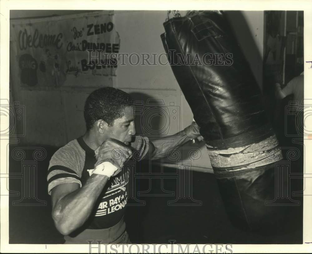 1982 Press Photo Jorge Suarez, New Orleans boxer practices with punching bag- Historic Images