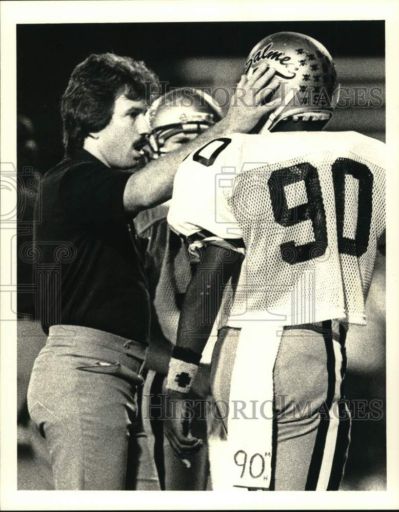 1988 Press Photo Bill Stubbs talking to Salmen High Line-backer Erick Harrison- Historic Images