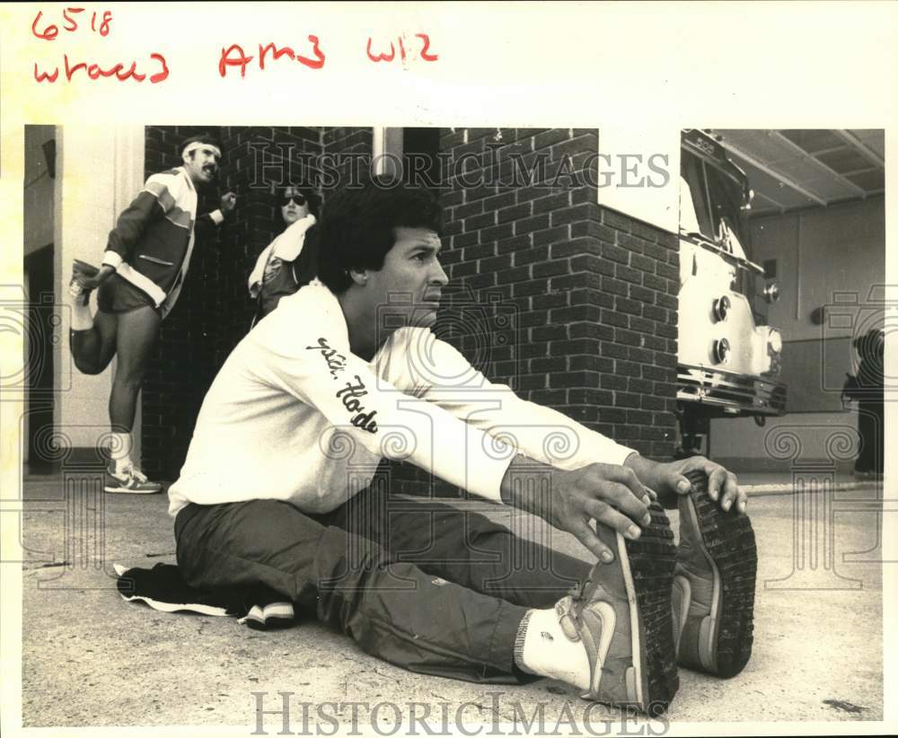 1983 Press Photo Tony Diaz prior to Terry Town Volunteer Fire Department 5k run- Historic Images