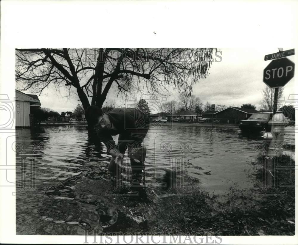 1987 Press Photo Gary Kruntz helps drain the flooded street in Avondale - Historic Images