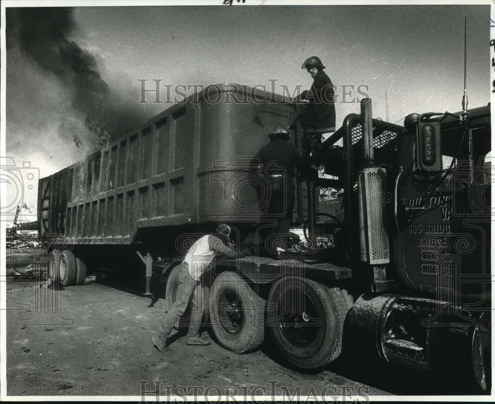 1982 Press Photo Fireman Chris Mickal fights blaze on Oswald White&#39;s truck- Historic Images