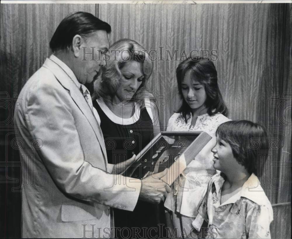 1976 Press Photo Anthony Duke presents Medal of Valor to Joseph Tardiff&#39;s family - Historic Images