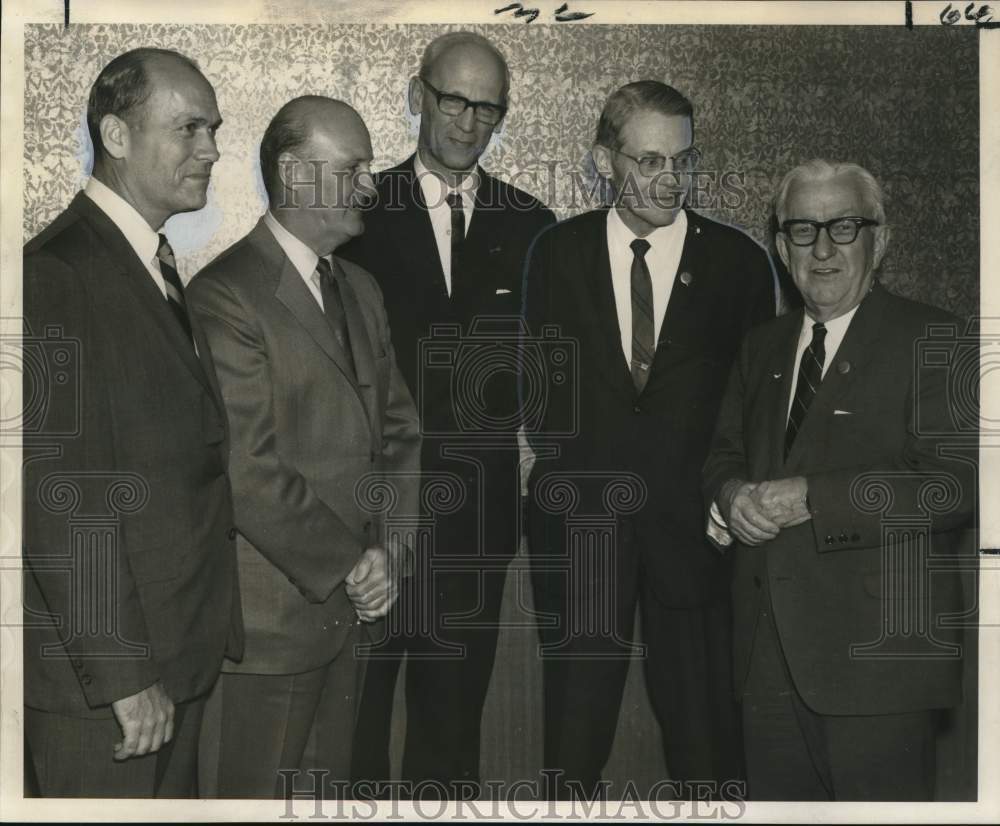 1969 Press Photo Dr. Harold Tabb, fellow doctors at a Roosevelt hotel convention - Historic Images