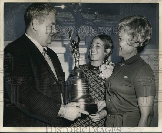 1971 Press Photo Linda Tuero, tennis star receives NOAC award from Jack Defee- Historic Images