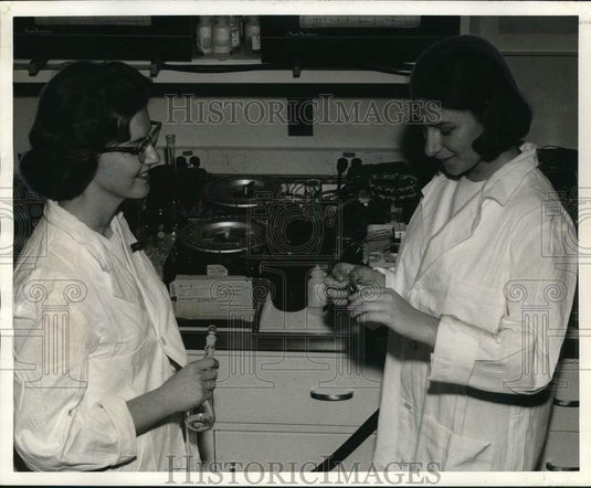 1965 Press Photo Felice Tillman & Rosemary Cheek at School of Aerospace Medicine - Historic Images