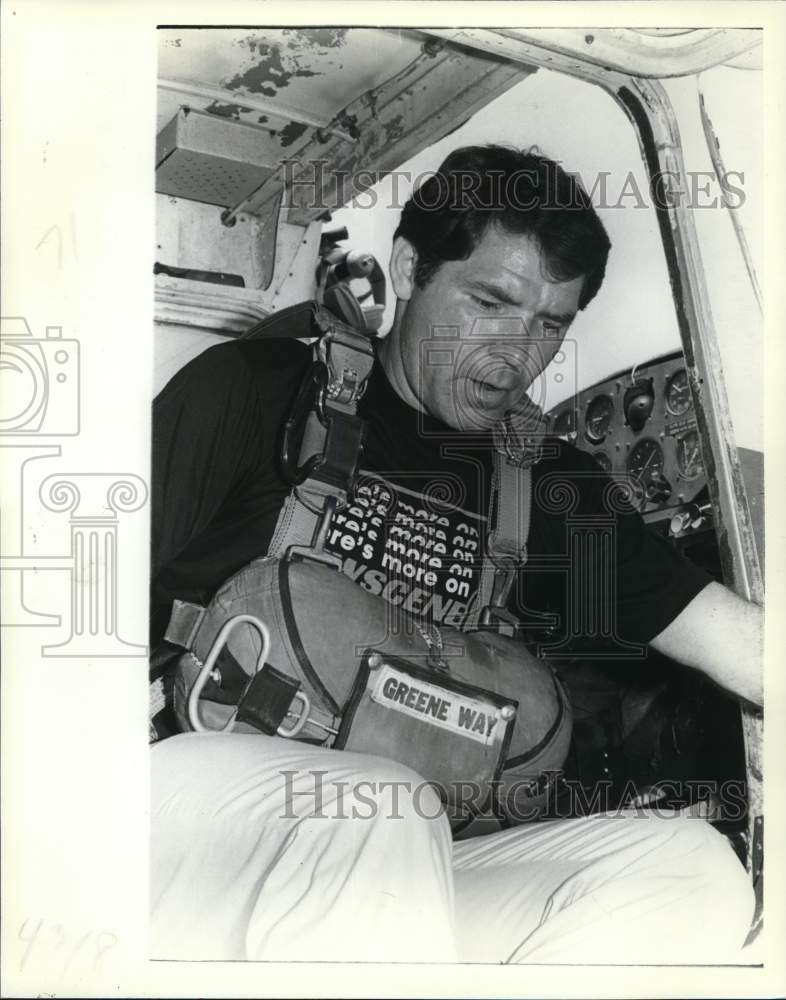 1981 Press Photo WVUE's sports director Ron Swoboda prepares to take the plunge - Historic Images
