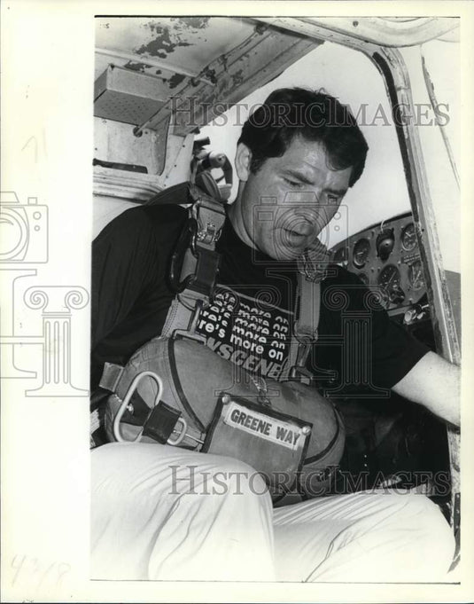 1981 Press Photo WVUE's sports director Ron Swoboda prepares to take the plunge - Historic Images