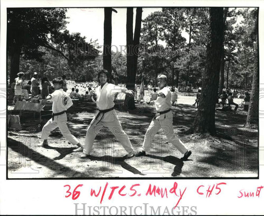 1987 Press Photo Kae Kwon Do Belt players practice at Fontainebleau State Park- Historic Images