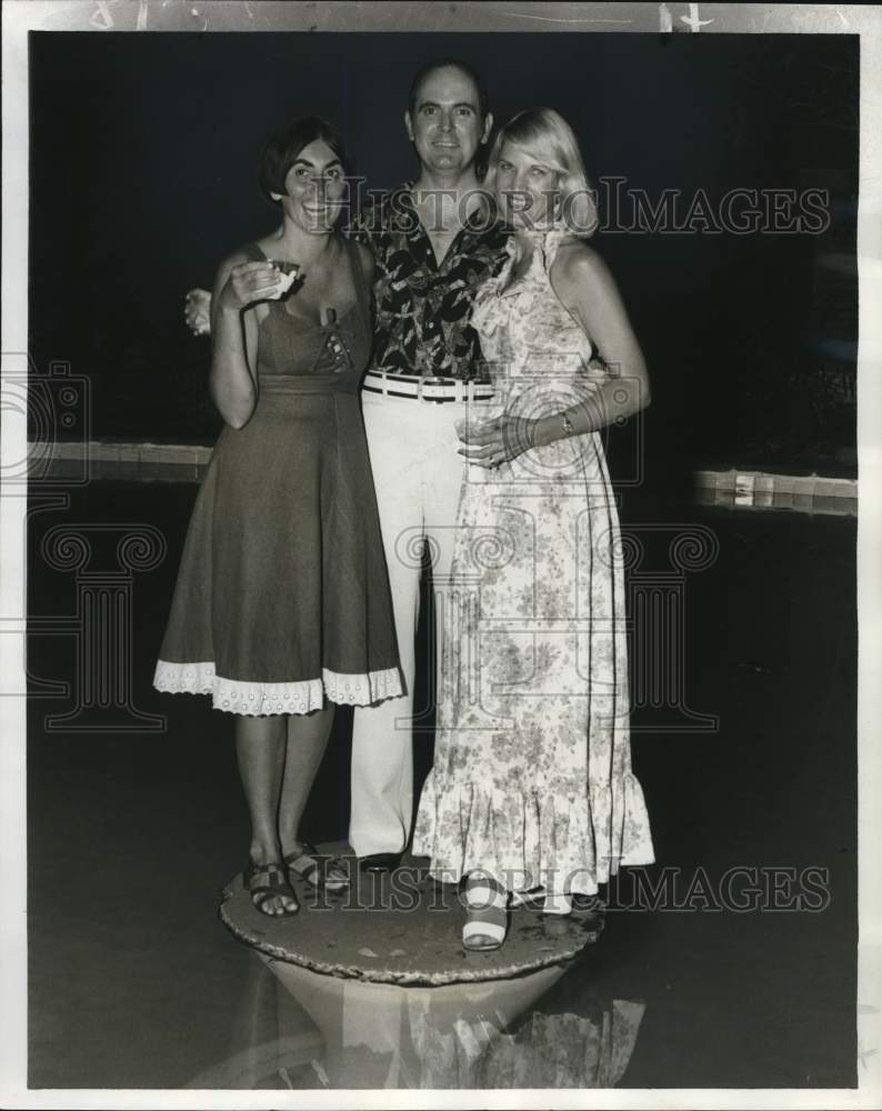 1977 Press Photo Mrs. Edward Robert, John Sullivan and Mrs. Anton Zanki at event - Historic Images