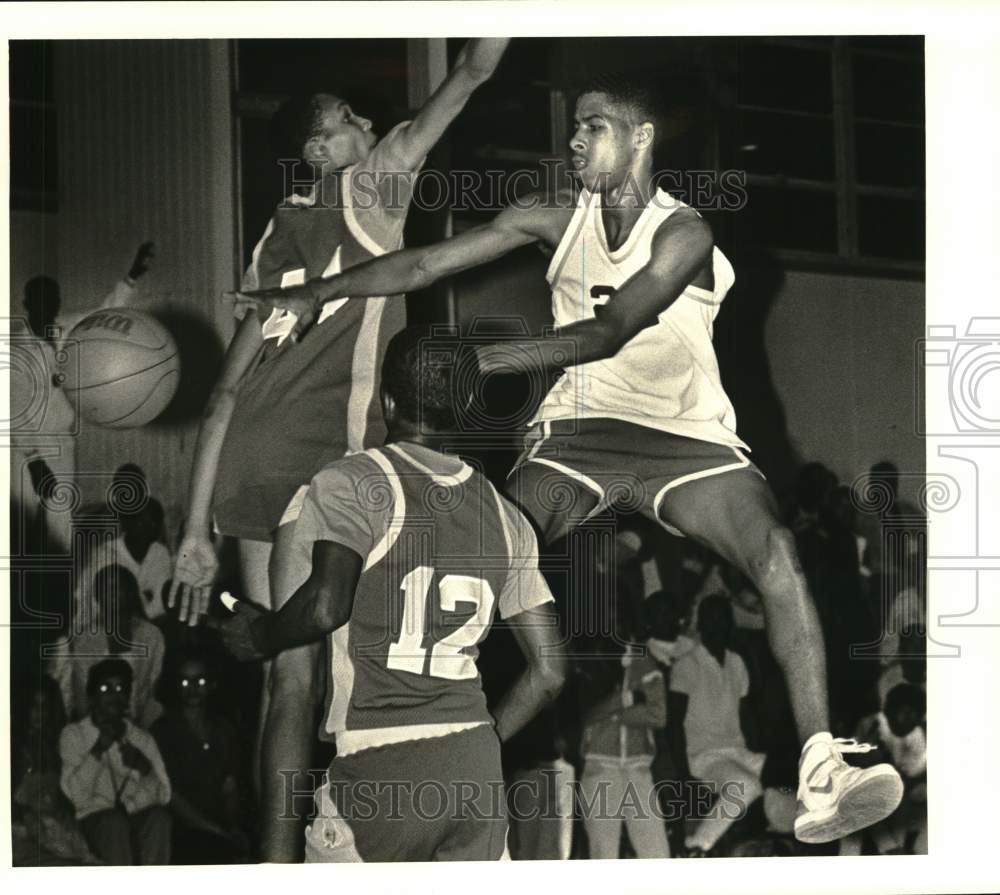 1988 Press Photo Basketball players during Landry-McDonough game at McDonough - Historic Images