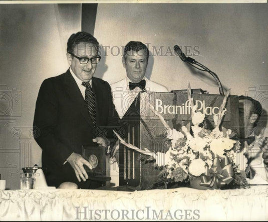 1973 Press Photo Dr. Henry Kissinger, Nat'l Security advisor, receives VFW award- Historic Images