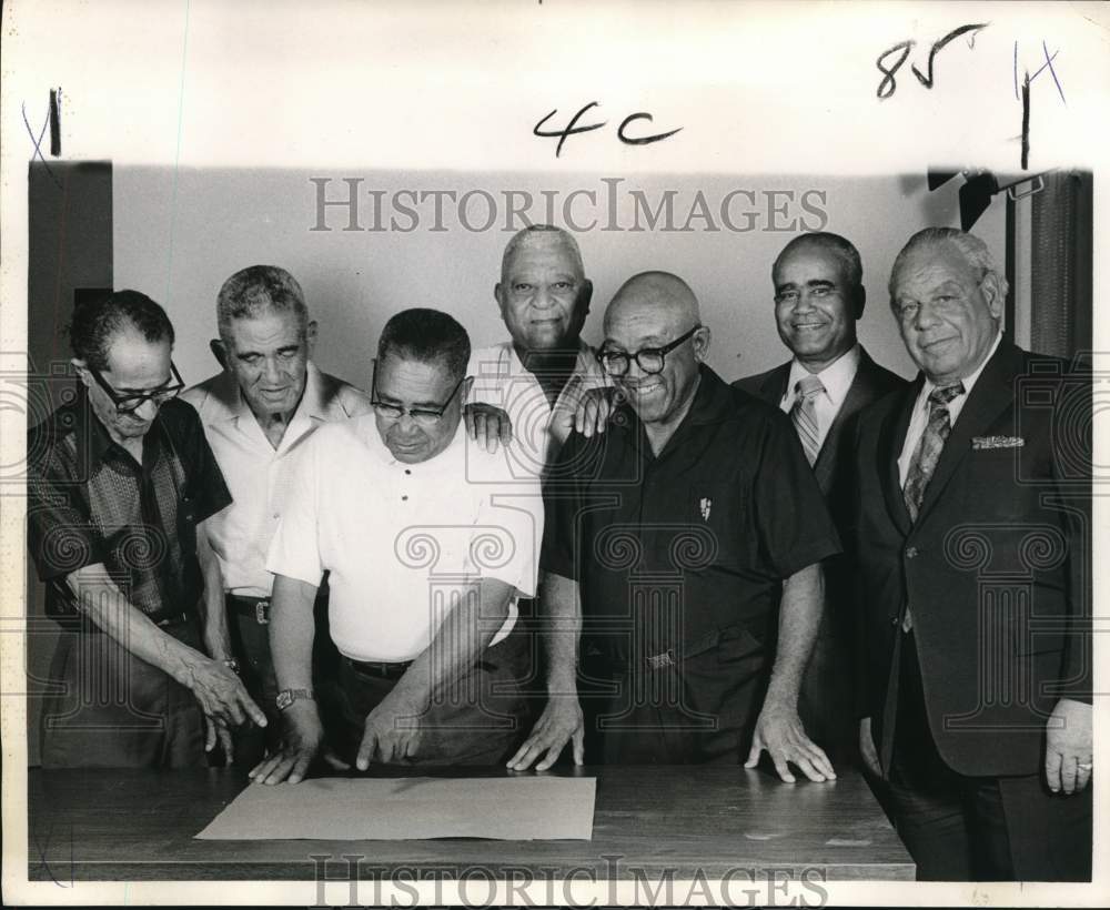 1973 Press Photo Baseball stars plan the Oldtimers game at Barrow Stadium - Historic Images