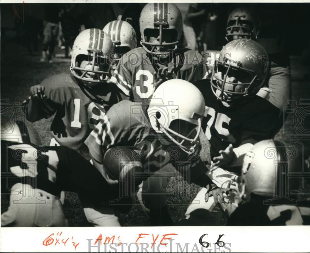 1980 Press Photo Football players during game at Terrytown Recreation Center- Historic Images