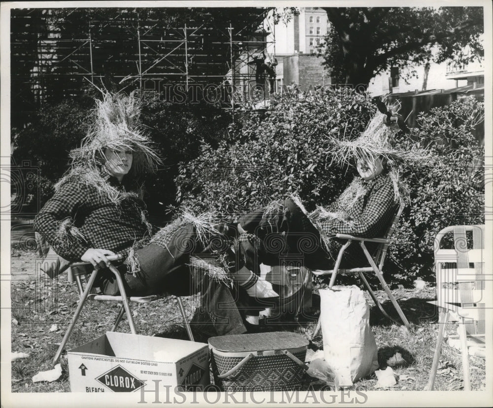 1964 New Orleans Mardi Gras revelers wearing straw hats  - Historic Images