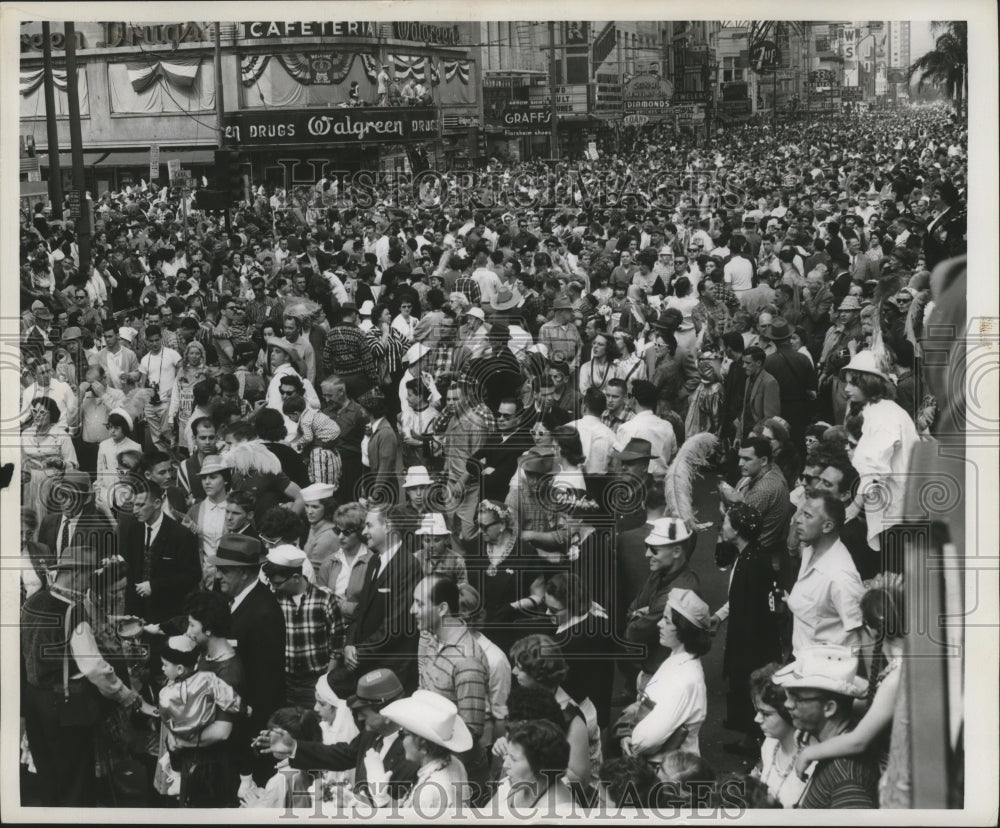 1961 New Orleans Mardi Gras crowded streets  - Historic Images