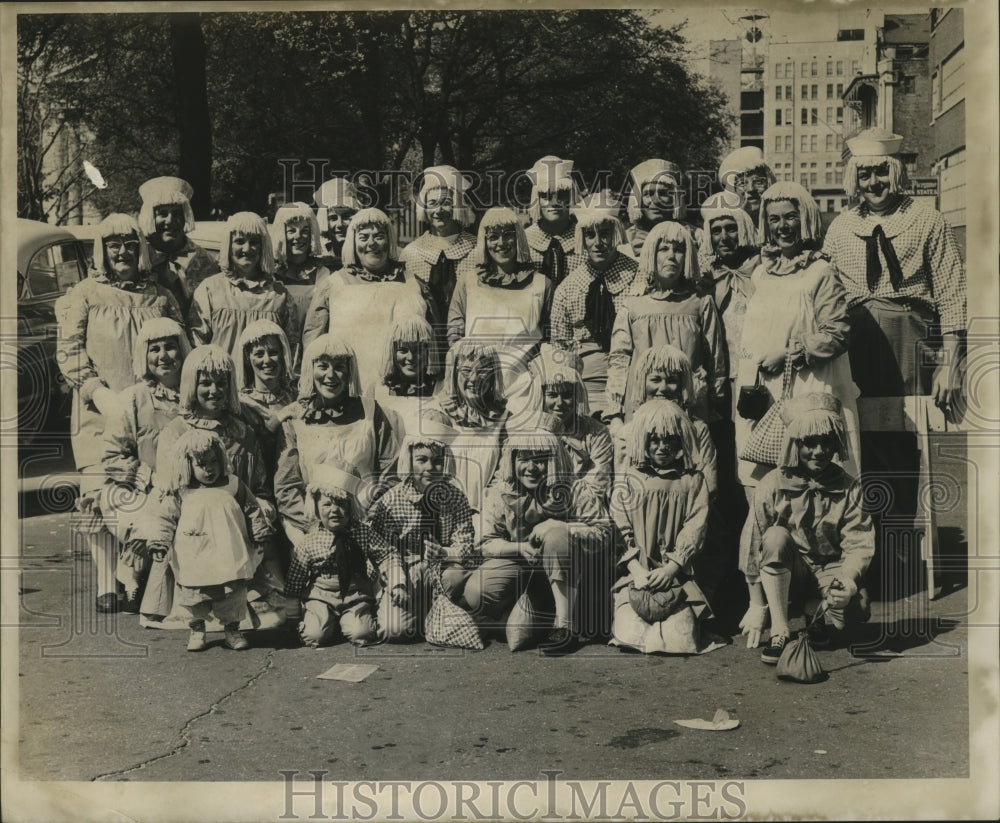 1962 New Orleans Mardi Gras citizens in costume  - Historic Images