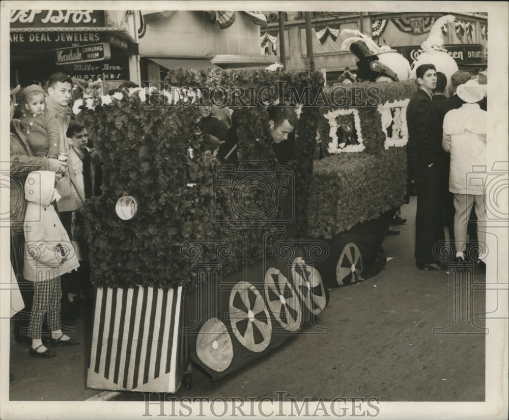 1960 New Orleans Mardi Gras parade float  - Historic Images