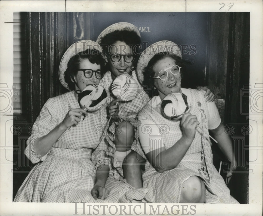 1957 New Orleans Mardi Gras girls with candy  - Historic Images