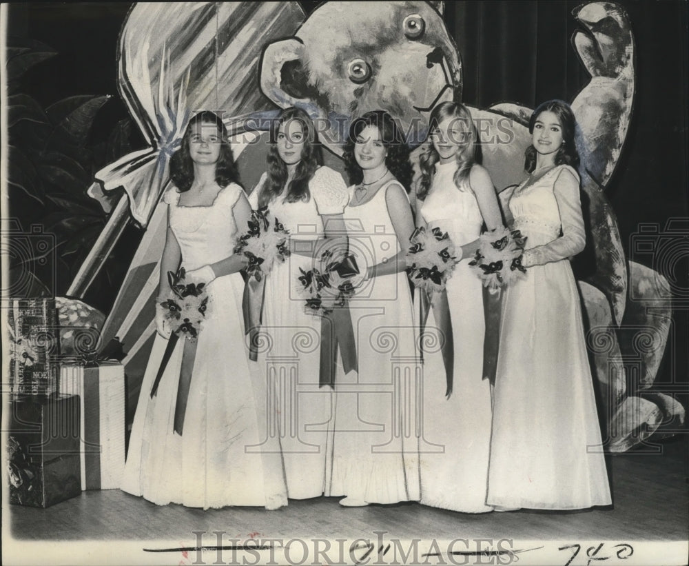 1972 New Orleans Mardi Gras Ball of Squires court maids  - Historic Images