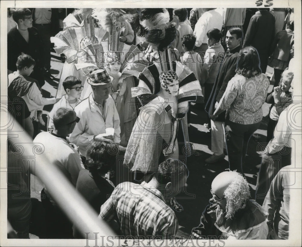 1968 &#39;space people&#39; attract attention of spectators on Mardi Gras - Historic Images