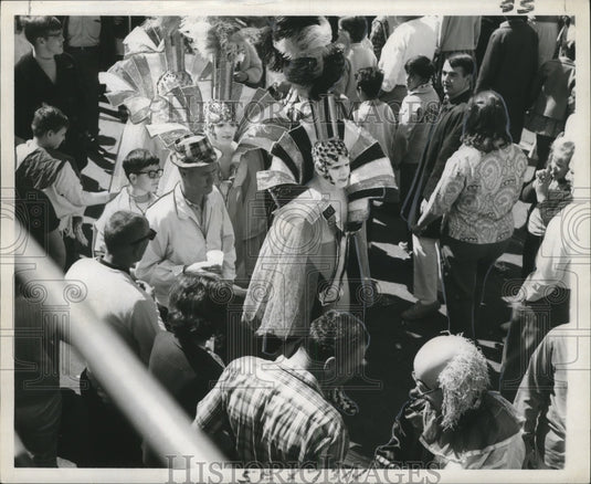 1968 'space people' attract attention of spectators on Mardi Gras - Historic Images