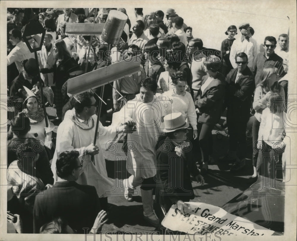 1968 Crowd enjoys Mardi Gras parade  - Historic Images